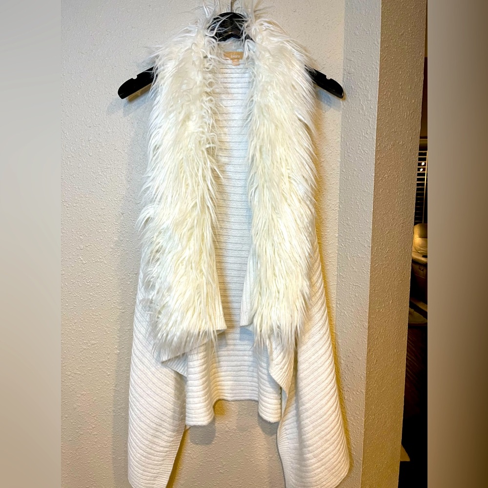EUC- Takara White Faux Fur Sweater Vest- Size Medium